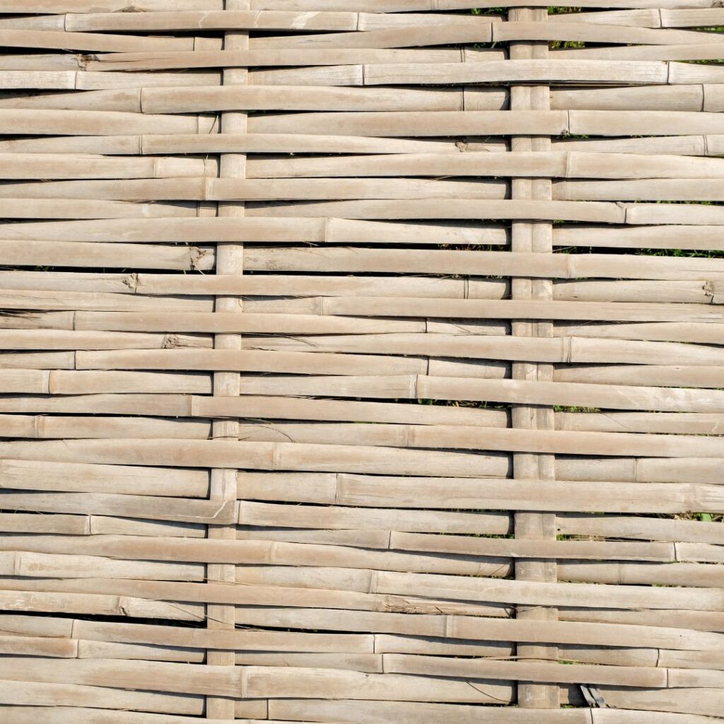 Gedek bambu alami, pilihan terbaik untuk hunian minimalis dengan sentuhan tradisional.